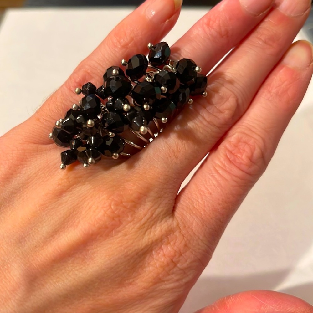 Costume ring, black plastic beads - Picture 1 of 2